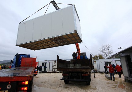 Έφτασαν στο Δαμάσι ακόμα 4 οικίσκοι της δωρεάς του Ολυμπιακού και του Βαγγέλη Μαρινάκη