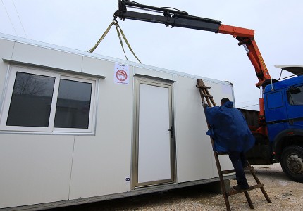 Έφτασαν στο Δαμάσι ακόμα 4 οικίσκοι της δωρεάς του Ολυμπιακού και του Βαγγέλη Μαρινάκη