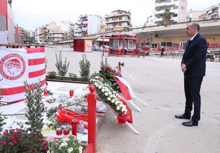 ΘΥΡΑ 7: Στο μνημείο ο Παναγιώτης Αγγελόπουλος (photos)