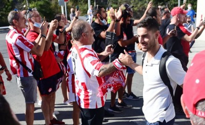 Θερμή υποδοχή από τους οπαδούς του Θρύλου στην Κύπρο! (photos)