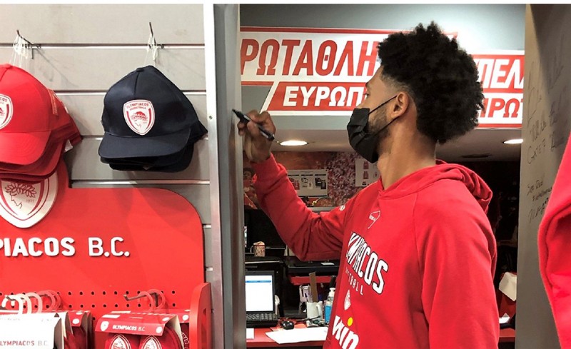 Στο OlympiacosBC Official Store ο Ντόρσεϊ (photos)