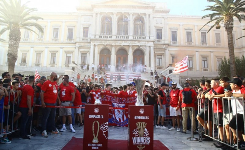 «Βάφτηκε ερυθρόλευκη» η Σύρος για τις ευρώκουπες του Θρύλου! (photos)